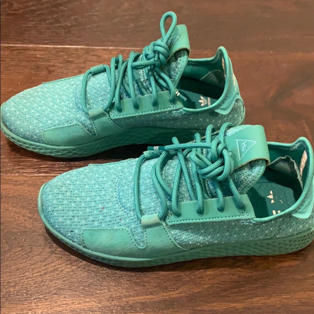 Pharrell Williams adidas 💚💙 
size US 5 male